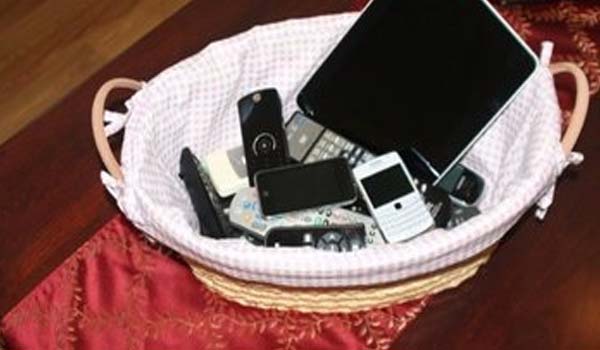 Cestini porta-smartphone per fuggire dalla tecnologia