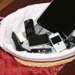 Cestini porta-smartphone per fuggire dalla tecnologia