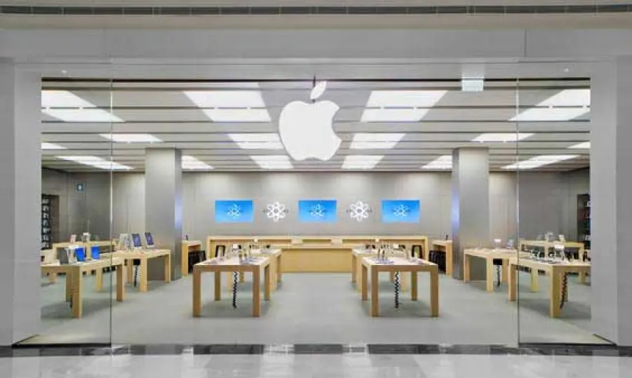 Si travestono da dipendenti e rubano nell'Apple Store