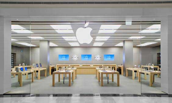 Si travestono da dipendenti e rubano nell'Apple Store