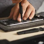 Come aggiustare un dispositivo mobile quando si rompe